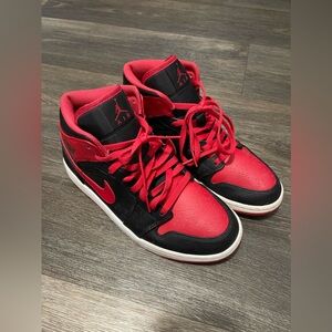 Boys size 8 Jordan 1 Mid Alternate Bred (2022)